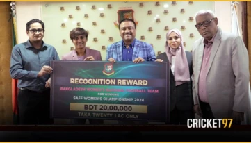 বিসিবিতে এসে ২০ লাখ টাকার চেক পেলেন সাবিনা