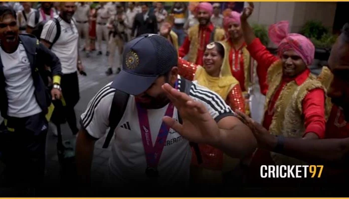 ট্রফি নিয়ে ভারতে রোহিত শর্মারা, নেচে-গেয়ে উদযাপন চলছেই