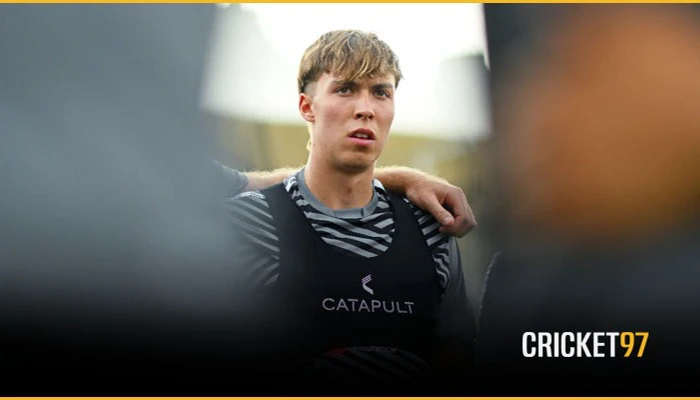 ৬ ফুট ৭ ইঞ্চি উচ্চতার জশ হালের অভিষেক ইংল্যান্ড জার্সিতে!